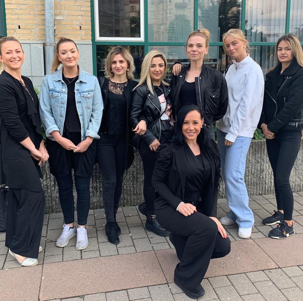 Bli frisör med en utbildning från Göteborgs Frisörskola. Vi erbjuder kurser och utbildningar för frisörer på alla nivåer i Göteborg.