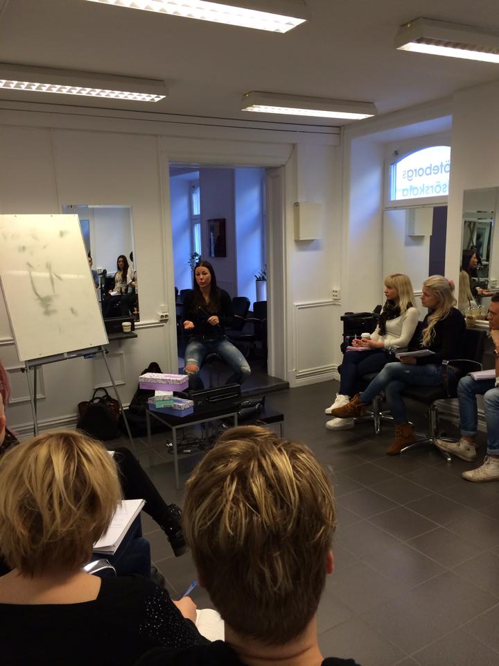 Frisörstudenter praktiserar klippning på sin frisörutbildning Göteborgs Frisörskola