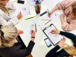 Studenter vid Göteborg Frisörskola skissar hårdesign