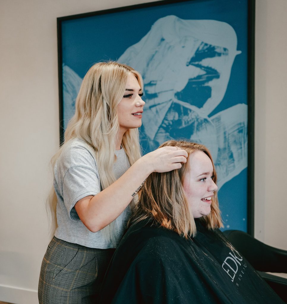 Göteborgs Frisörskola är en ledande utbildningsanstalt för frisörer i Göteborg. Vi erbjuder praktiska och teoretiska frisörkurser för alla nivåer, från nybörjare till avancerade frisörer. Bli en framgångsrik frisör med oss idag