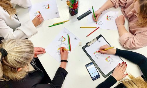Studenter vid Göteborg Frisörskola skissar hårdesign